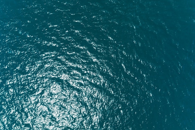 Vue aérienne de la surface de la mer, photo vue à vol d'oiseau des vagues bleues et de la texture de la surface de l'eau Fond de la mer bleue Belle nature Mer de nature incroyable.