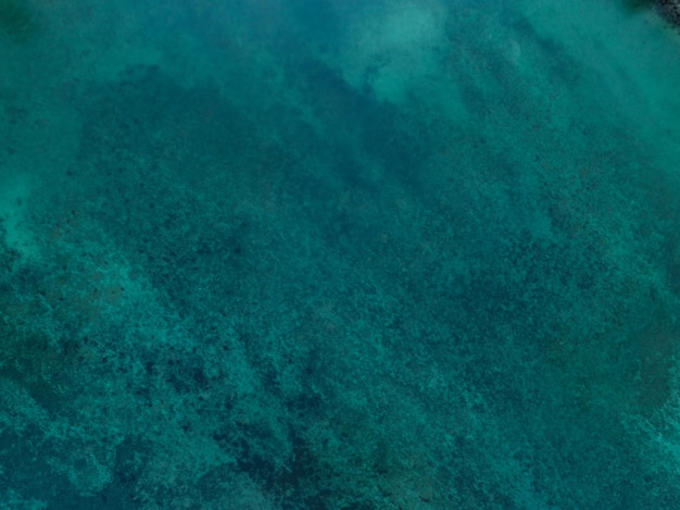 Vue aérienne de la surface de la merVue à vol d'oiseau photo des vagues bleues et de la texture de la surface de l'eau Fond de la mer bleue Belle nature Vue imprenable sur la mer backgroundx9