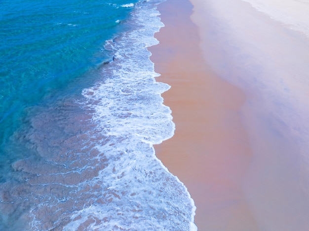 Vue aérienne de la surface de la merVue à vol d'oiseau photo des vagues et de la texture de la surface de l'eauFond de mer turquoise Belle nature Vue imprenable sur fond de mer