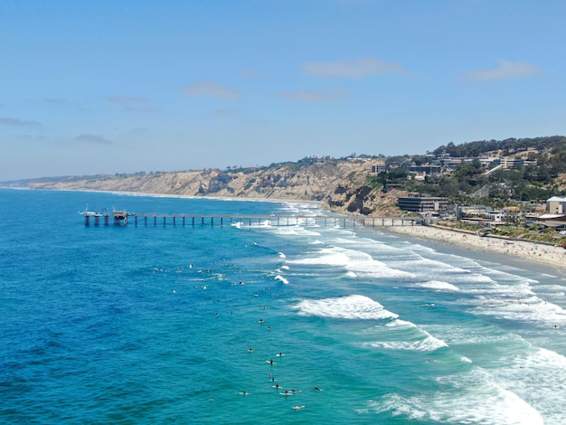 Vue aérienne de surfeurs attendant et pagayant vers les vagues dans l'eau bleue La Jolla California USA