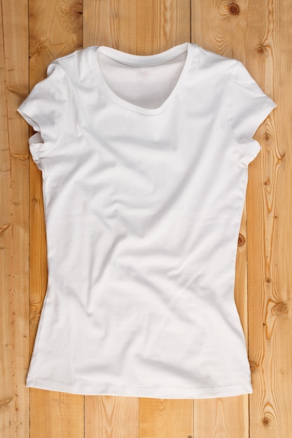 Vue aérienne de t-shirt blanc sur fond de bois naturel