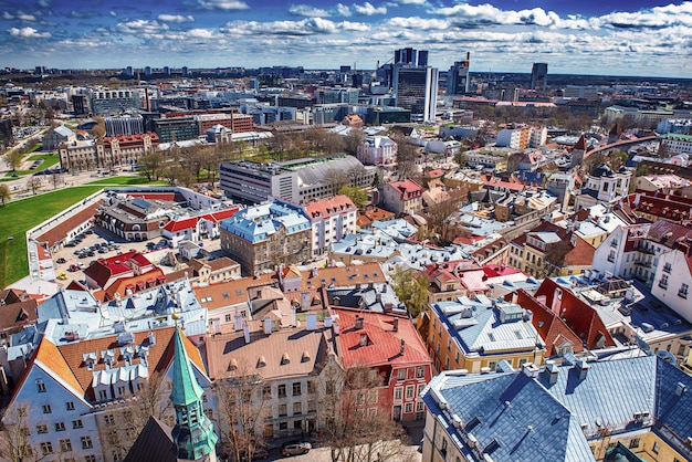 Vue Aérienne De Tallinn, La Capitale De L'estonie Avec Des Nuages De Ciel Bleu Et Des Toits Rouges