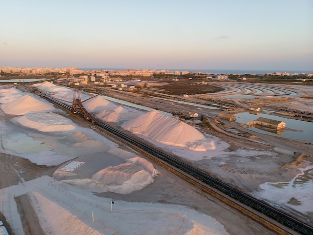 Vue aérienne d'un tas de sel à l'usine de sel de Las Salinas à Torrevieja, en Espagne, au coucher du soleil