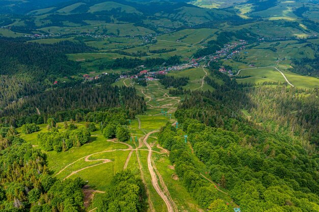 Vue aérienne des télécabines des remontées mécaniques en été