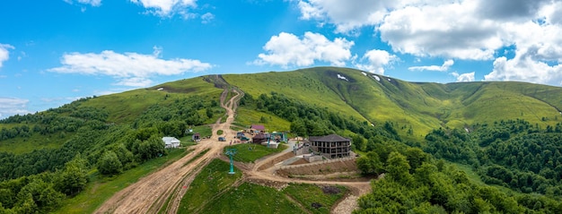 Vue aérienne des télécabines des remontées mécaniques en été