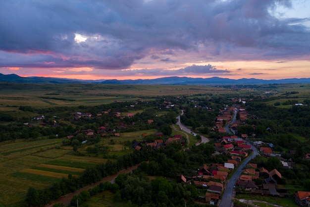 Vue aérienne d'une tempête et de nuages au-dessus d'un village