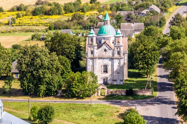 Vue aérienne sur le temple baroque ou l'église catholique en campagne