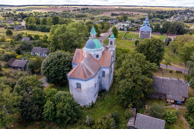 Vue aérienne sur le temple baroque ou l'église catholique en campagne