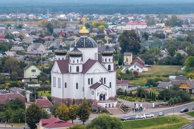 Vue aérienne sur le temple baroque ou l'église catholique en campagne