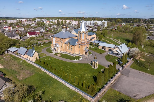 Vue aérienne sur le temple baroque ou gothique ou l'église catholique en campagne