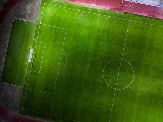 Vue aérienne d'un terrain de football vide sans personne