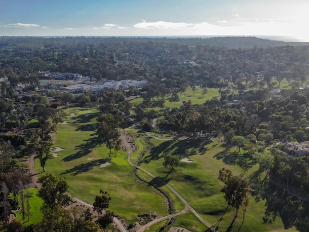 Vue aérienne sur le terrain de golf. Grand parcours de golf en gazon vert en Californie du Sud. Etats-Unis