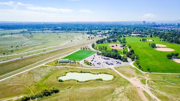 Vue aérienne des terrains de baseball en banlieue.