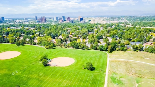 Vue aérienne des terrains de baseball en banlieue.