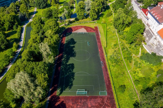 Vue aérienne des terrains de football et de basket-ball.