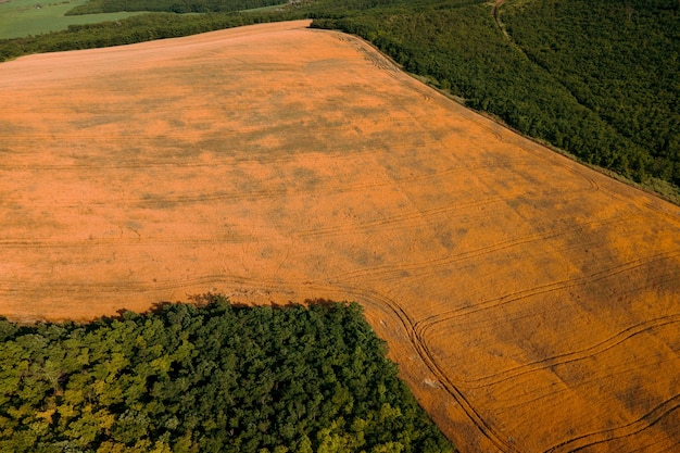 Vue aérienne de terres agricoles avec de multiples figures géométriques de cultures de différentes couleurs