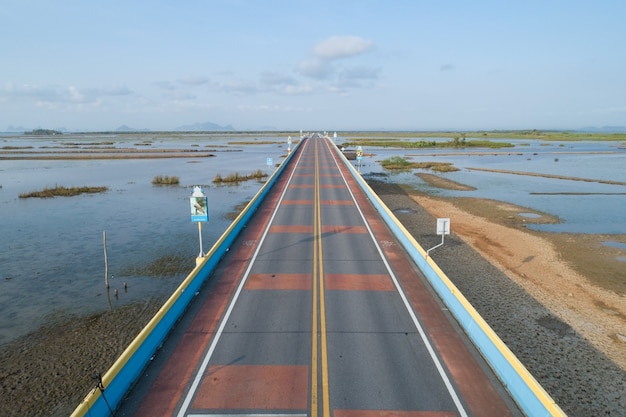 Vue aérienne Tir de drone du pont (pont Ekachai) Un pont routier coloré traverse le lac au lac Talay Noi dans la province de Phatthalung en Thaïlande.