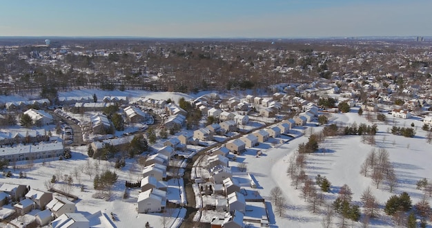 Vue aérienne des toits couverts de neige de cottages maison de ville en journée d'hiver