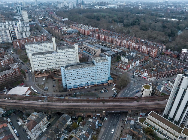 Vue aérienne sur les toits de Londres près de la voie ferrée