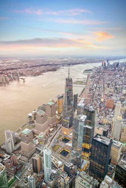 Vue aérienne des toits de Manhattan au coucher du soleil, New York City aux États-Unis