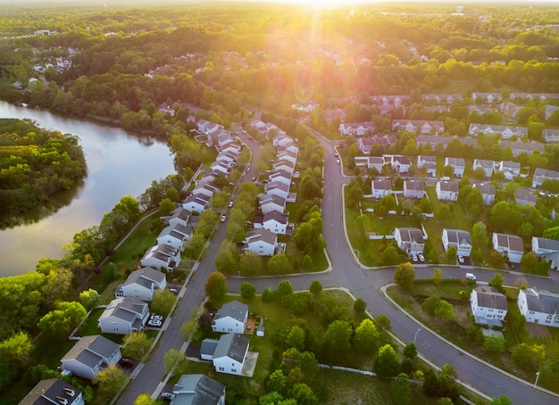 Vue aérienne des toits modernes des maisons au lever du soleil