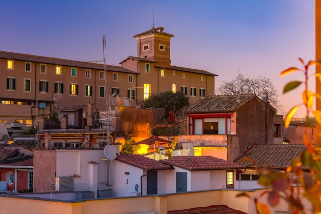 Vue aérienne des toits de la vieille ville la nuit à Rome, Italie.