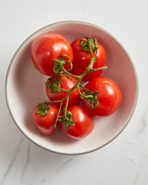 Vue aérienne de tomates fraîches dans un bol blanc