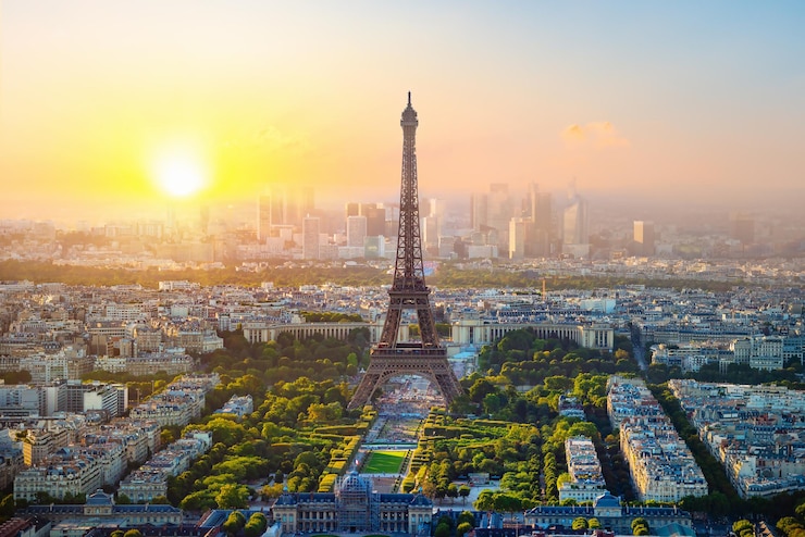 Vue aérienne sur la Tour Eiffel et le quartier de la Défense à Paris, France
