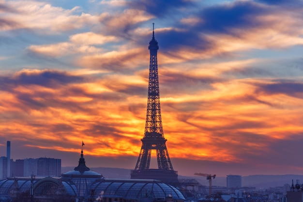 Vue aérienne de la tour eiffel et des toits de paris lors d'un magnifique coucher de soleil france