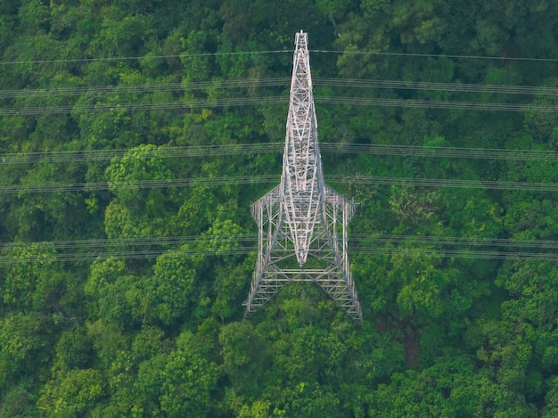 Vue aérienne de la tour électrique sur la montagne