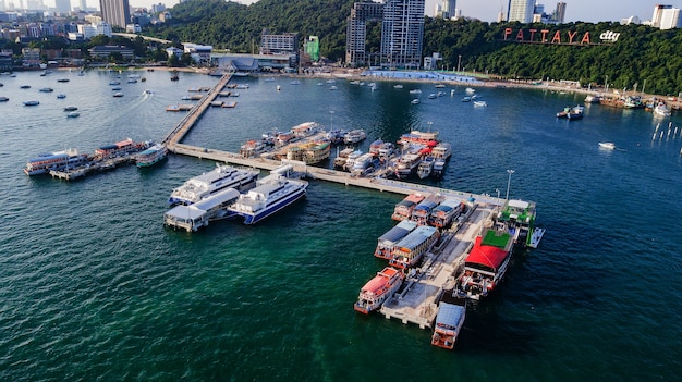 Vue aérienne, de, tour, port, dans, pattaya, thaïlande