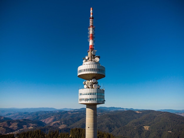 Vue aérienne de la tour de télécommunications au pic Snezhanka près de Pamporovo en Bulgarie
