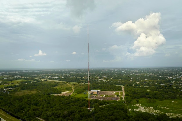 Vue aérienne de la tour de téléphonie cellulaire de télécommunications avec antennes de communication sans fil 5g pour la transmission du signal réseau