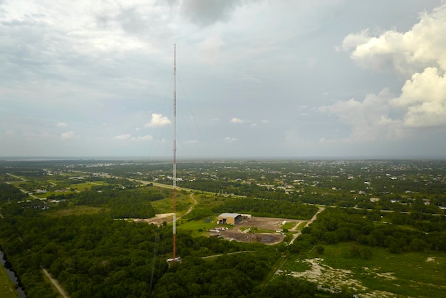 Vue aérienne de la tour de téléphonie cellulaire de télécommunications avec antennes de communication sans fil 5g pour la transmission du signal réseau