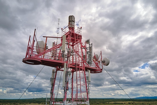 Vue aérienne de la tour de téléphonie cellulaire de télécommunications avec antennes de communication sans fil pour la transmission du signal réseau