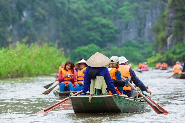 Vue aérienne Touristes voyageant en bateau le long de la rivière Ngo Dong