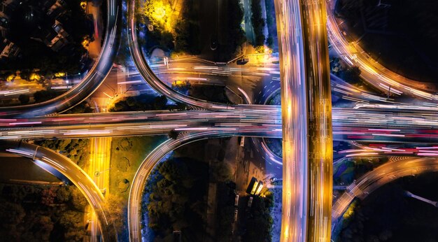 Photo vue aérienne des traces de lumière sur la route la nuit