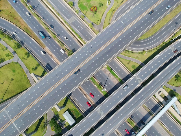 Vue aérienne, trafic, route, noir, asphalte, et, voiture, sur, nature, oiseau, oeil, vue