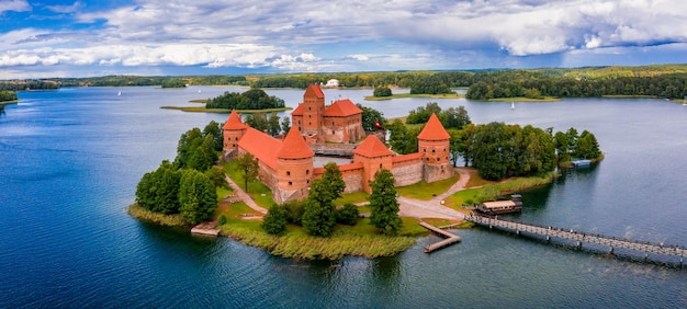 Vue aérienne de Trakai, sur le château gothique médiéval de l'île dans le lac Galve. Mise à plat du plus beau monument lituanien. Le château de l'île de Trakai, la destination touristique la plus populaire de Lituanie