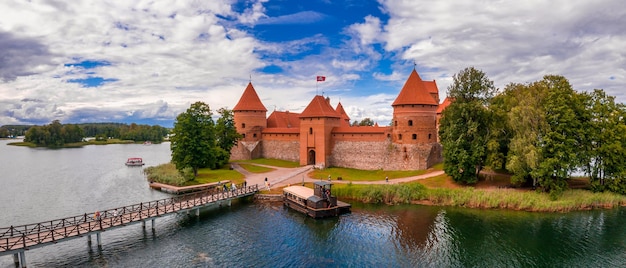 Vue aérienne de Trakai, sur le château gothique médiéval de l'île dans le lac Galve. Mise à plat du plus beau monument lituanien. Le château de l'île de Trakai, la destination touristique la plus populaire de Lituanie