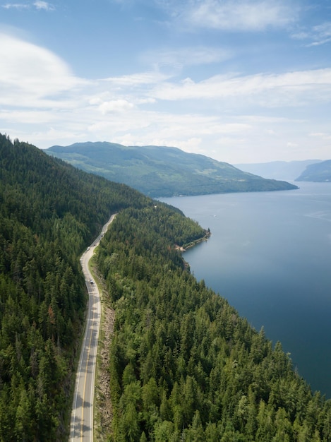 Vue aérienne de la Transcanadienne dans le paysage montagneux canadien