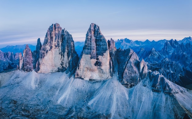 Vue aérienne de Tre Cime di Lavaredo au crépuscule lumière Sesto Dolomites Italie