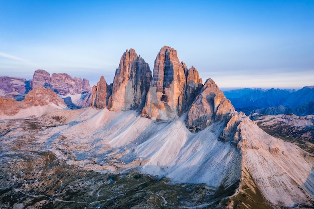 Vue aérienne de Tre Cime di Lavaredo de couleur rose pendant le coucher du soleil Dolomites Italie