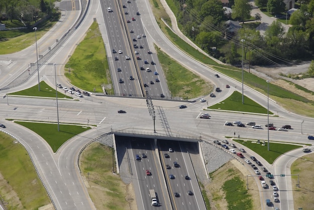 Vue aérienne d'un trèfle et d'un passage supérieur de l'autoroute inter-États dans le Missouri