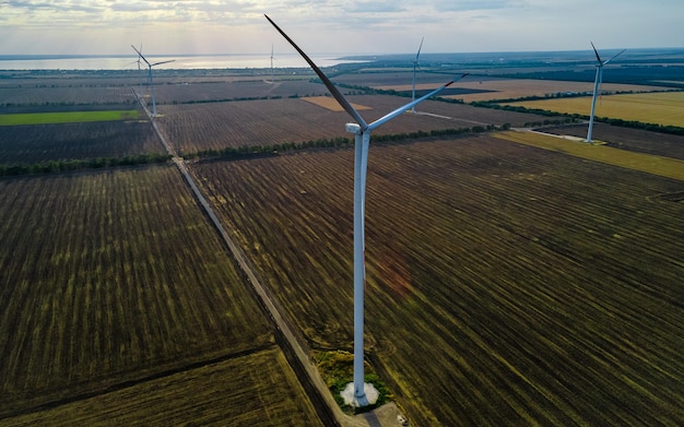 Vue aérienne de la turbine à air en position arrêtée dans un champ au large de la côte