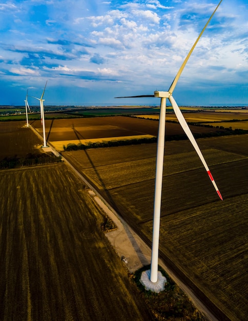 Vue aérienne de turbines à air dans un champ de blé cultivé en position arrêtée