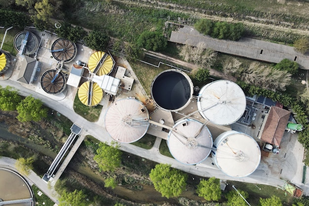 Vue aérienne de la tuyauterie et des réservoirs de l'usine industrielle