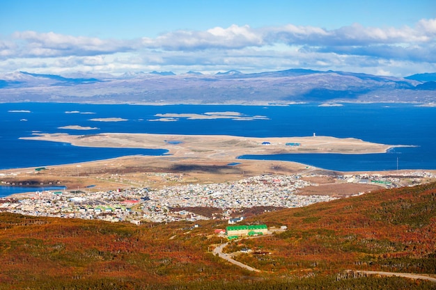 Vue aérienne d'Ushuaia depuis le glacier Martial. Ushuaia est la principale ville de la Terre de Feu en Argentine.