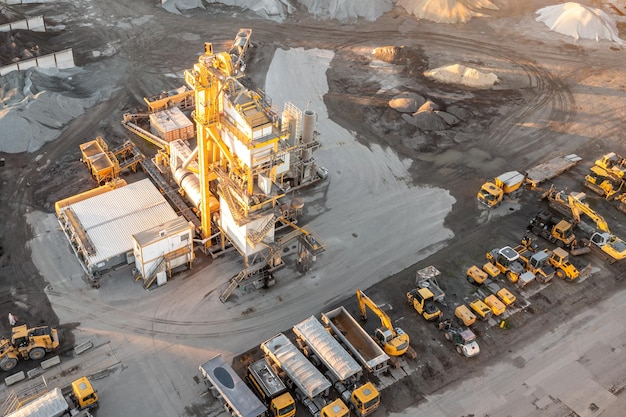 Photo vue aérienne d'une usine de béton et d'asphalte industrie lourde dans les zones industrielles de la ville