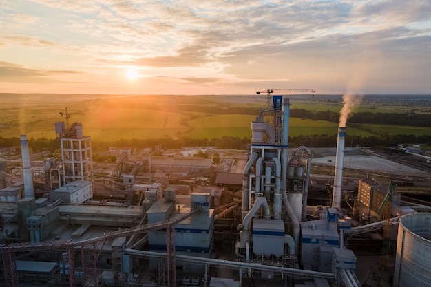 Vue aérienne de l'usine de ciment avec structure de centrale à béton élevée et grue à tour dans la zone de production industrielle Fabrication et concept industriel mondial